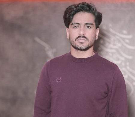 به اون قاب عکس لب پنجره