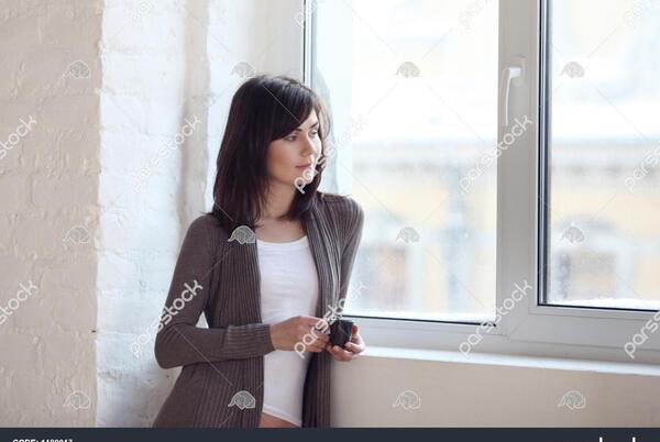 به اون قاب عکس لب پنجره