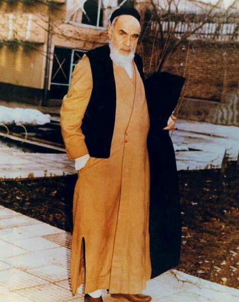 عکس خمینی لب حوض