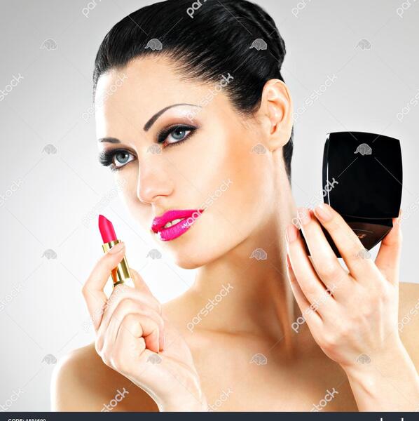 عکس لب رژ زده زیبا