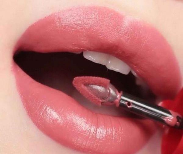 عکس لب رژ زده زیبا