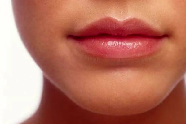 عکس لب رژلبی