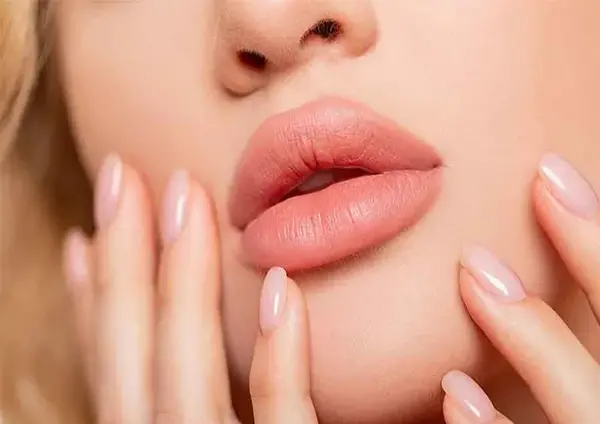 عکس لب ژل زده طبیعی