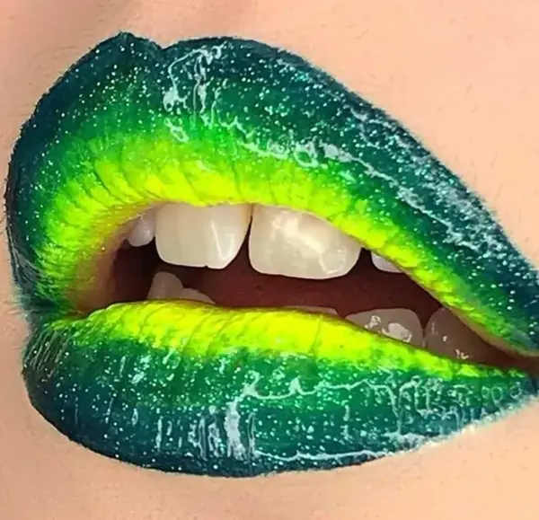 عکس رژ لب سبز
