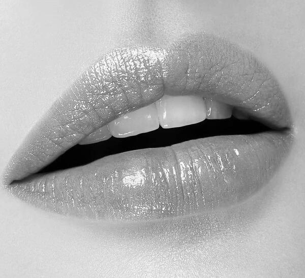 عکس لب طراحی سیاه قلم