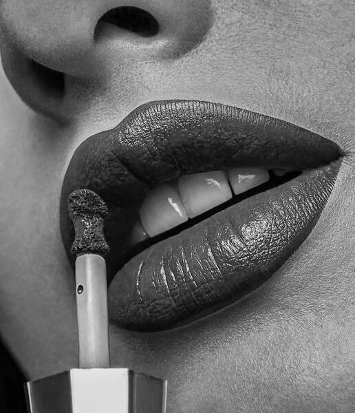 عکس لب طراحی سیاه قلم