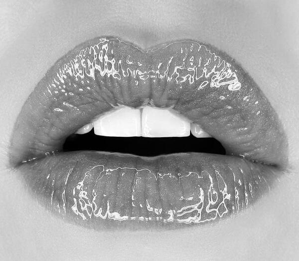 عکس لب برای طراحی سیاه قلم