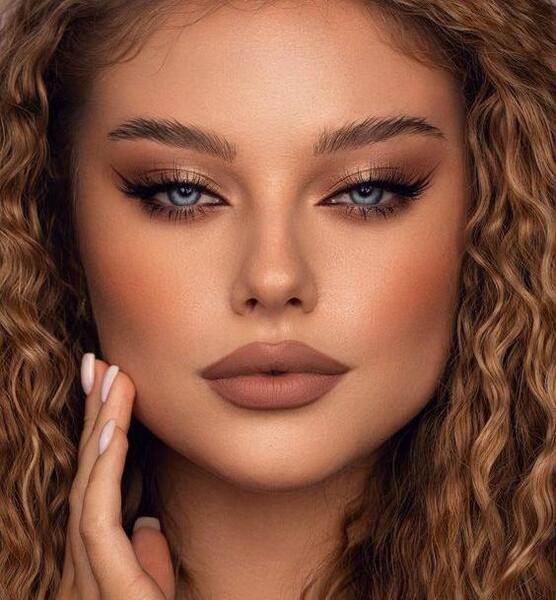 عکس رژ لب قهوه ای روشن