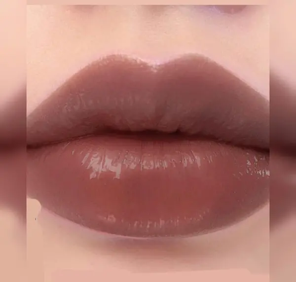 عکس رژ لب قهوه ای روشن