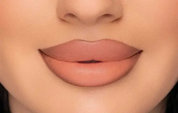 عکس رژ لب قهوه ای روشن