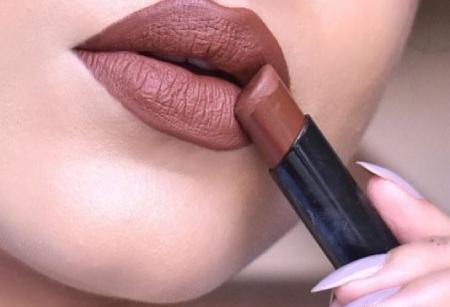 عکس رژ لب قهوه ای تیره