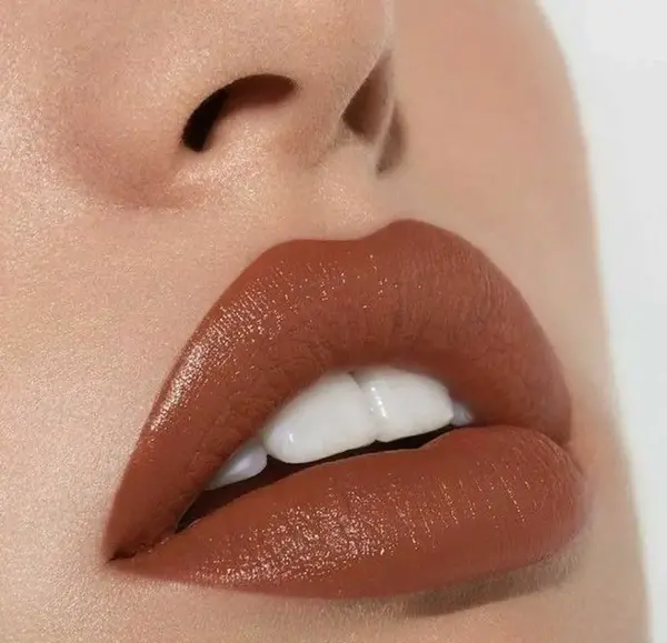 عکس رژ لب قهوه ای تیره