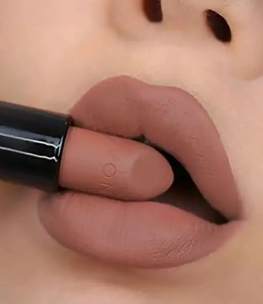 عکس رژ لب قهوه ای تیره