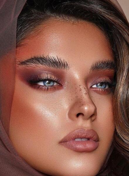 عکس رژ لب قهوه ای تیره