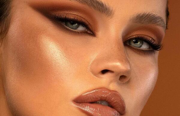 عکس رژ لب قهوه ای تیره