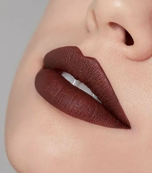 عکس رژ لب قهوه ای تیره