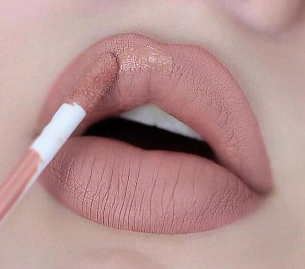 عکس رژ لب کالباسی تیره