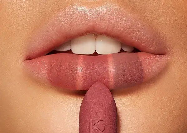 عکس رژ لب کالباسی تیره