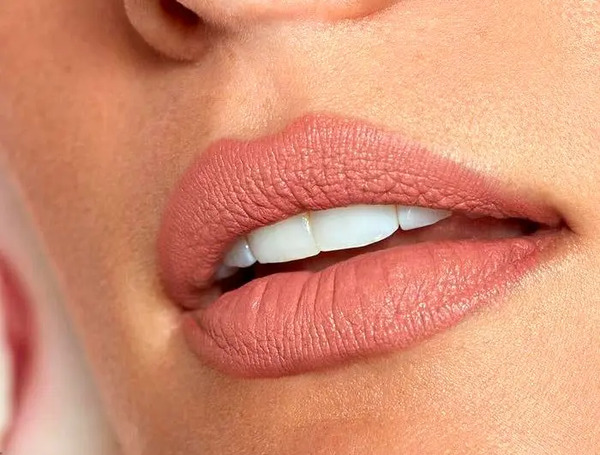عکس رژ لب کالباسی روشن