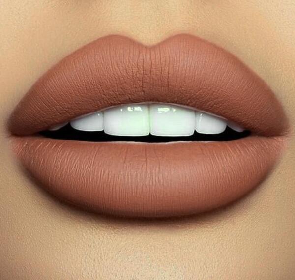 عکس رژ لب کالباسی روشن