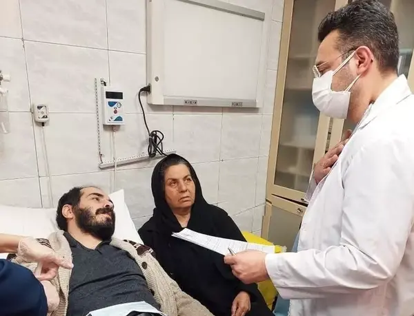 عکس لب های دوخته حسین رونقی