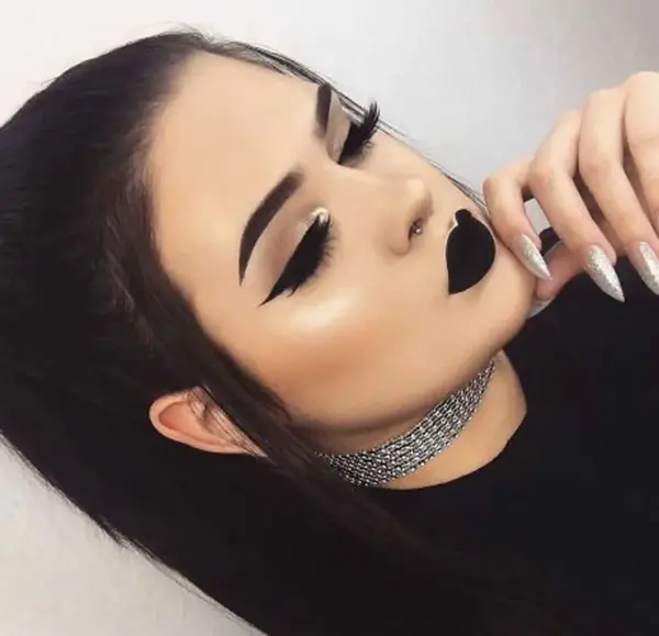 عکس دختر با رژ لب مشکی