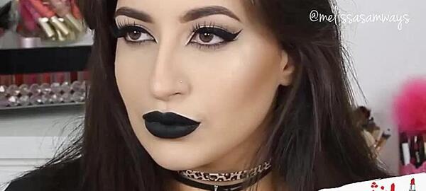 عکس دختر با رژ لب مشکی