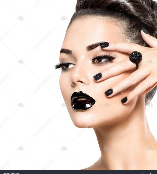 عکس دختر با رژ لب مشکی