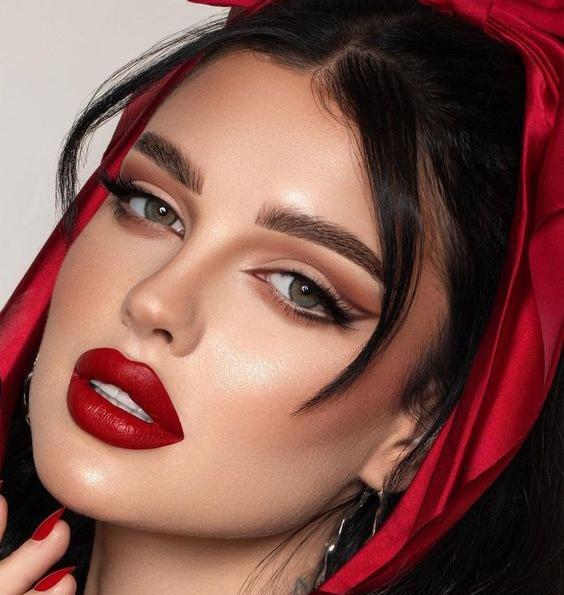 عکس دختر با رژ لب مشکی