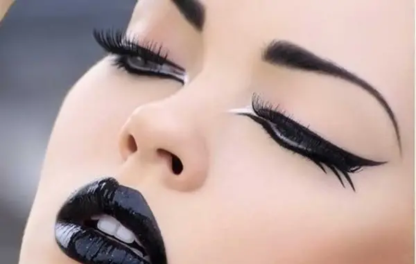 عکس دختر با رژ لب مشکی