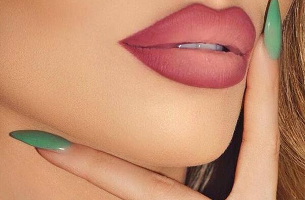 عکس رژ لب لاکچری