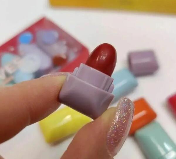 عکس رژ لب دخترانه کوچک