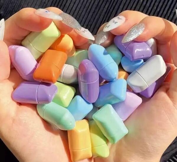 عکس رژ لب دخترانه کوچک