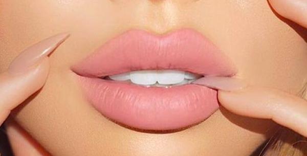 عکس تاتو رژ لب کالباسی