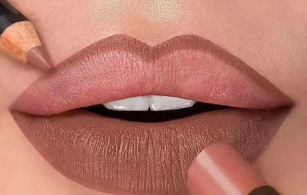 عکس خط لب قهوه ای