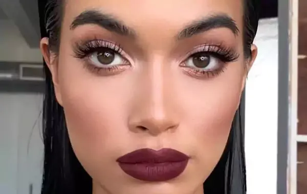 عکس خط لب قهوه ای