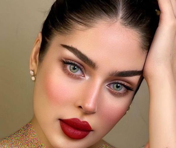 عکس رژ لب قرمز دخترانه