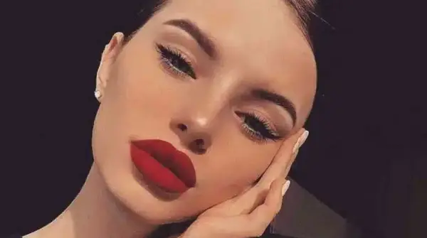 عکس رژ لب قرمز دخترانه