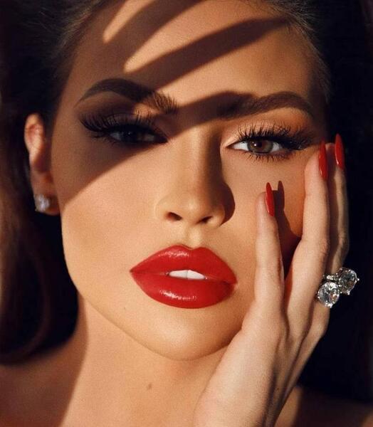 عکس رژ لب قرمز دخترانه