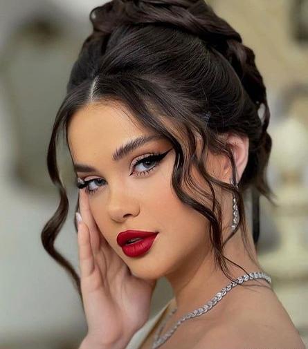 عکس رژ لب قرمز دخترانه