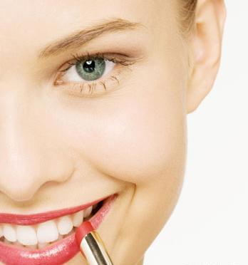 عکس رژ لب قرمز دخترانه