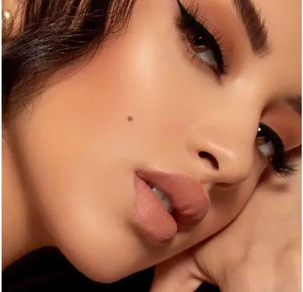عکس دختر لب قلوه ای