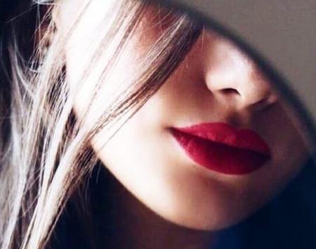 فیک لاکچری عکس لب برای پروفایل دخترونه
