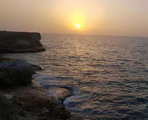 عکس پسر غمگین لب ساحل