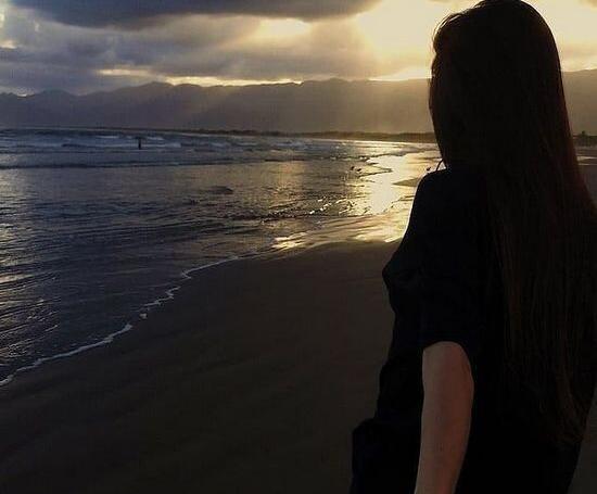 عکس پسر غمگین لب ساحل