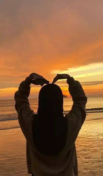 عکس پسر غمگین لب ساحل
