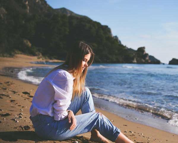 عکس طبیعی دختر لب دریا