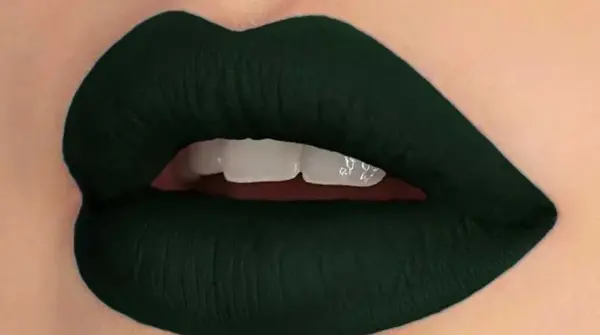 عکس رژ لب سبز آبی