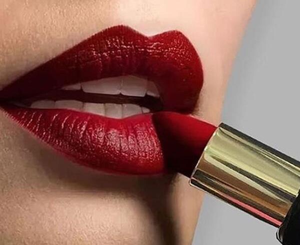 عکس رژ لب زرشکی