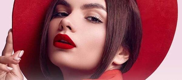عکس رژ لب زرشکی مخملی